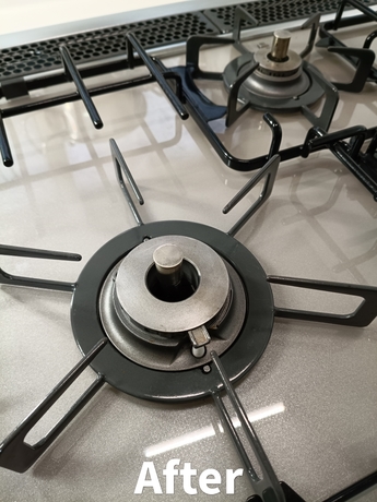 仙台市の便利屋によるガスコンロ清掃後の仕上がり。焦げ付き汚れが落ちて輝くアフター写真