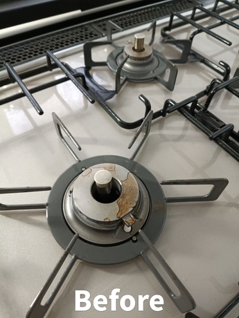 仙台市の便利屋によるガスコンロ清掃前の状態。焦げ付き汚れが残るビフォー写真