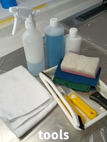 仙台市の便利屋がレンジフード・ガスコンロ清掃で使用する道具一式（専用洗剤・ブラシ・スポンジなど）