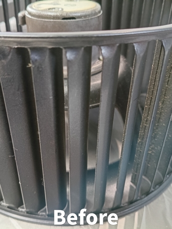 仙台市の便利屋によるレンジフード・シロッコファン清掃前の状態（油汚れ・ホコリが付着したBefore写真）