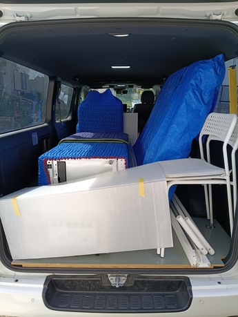 仙台市で大型家具や家電の運搬を行う作業風景。ワンボックス車に丁寧に積み込み、傷防止の養生をした状態の様子。