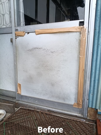 仙台市内の住宅で経年劣化により木製パネルが膨らみ、開閉しづらくなった引き戸の補修前