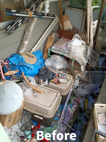 仙台市のお家で外回りに不用品が放置されていた作業前の様子
