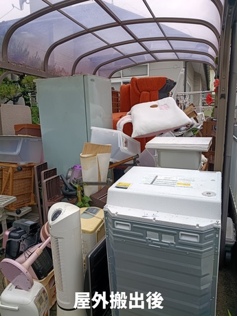 大型家電や家具など大量の不用品を屋外へ搬出した作業中の様子|仙台市内
