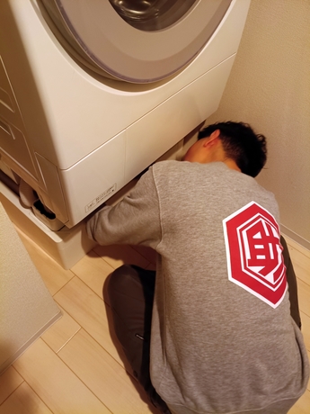 名取市でドラム式洗濯機の輸送用ボルトを取り外し、かさ上げ設置と給排水接続を行う便利屋!お助け本舗 仙台太白店の作業風景