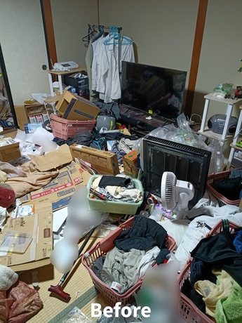 宮城県内での不用品整理作業前｜室内に物が多く片付けが進まない状態