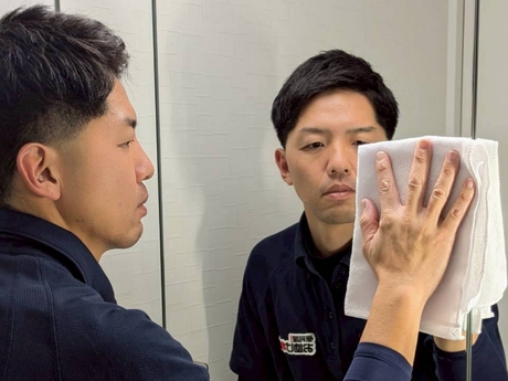 仙台市太白区の便利屋が家庭内清掃を丁寧に行っている作業風景