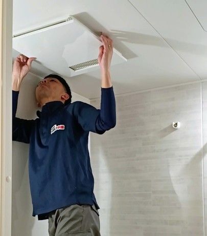 仙台の便利屋が換気扇まわりを分解清掃している様子。子育て家庭から特にご依頼が多い作業のひとつ。