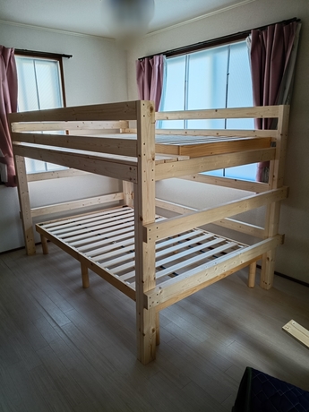 名取市で既存のセミダブルとシングルベッドを活かして製作した木製二段ベッドフレームの完成写真（安全性を考慮した便利屋のオーダー施工）