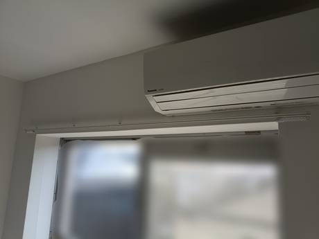 仙台市内で行ったカーテンレール取付作業。エアコン下に下地確認を行いしっかり固定した施工後の様子