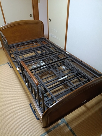仙台市太白区のお客様宅にて、電動ベッドを分解して移動・組立てを行った作業中の様子