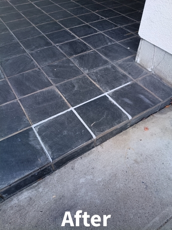 仙台市内の住宅玄関にて剥がれていたタイルを補修し、目地まで整えた作業後の様子