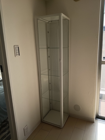 仙台市内で行った家具組立て作業。ガラス製ショーケースを丁寧に組み立て設置した様子