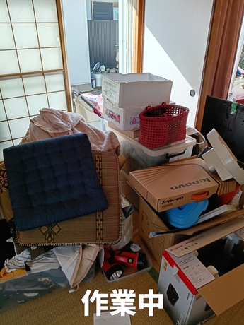 家一軒丸ごとの不用品処分に伴う分別作業中の様子(戸建て住宅)