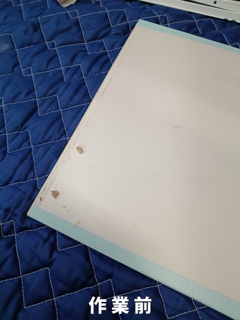 仙台市太白区のキッチン引き出し前板の状態|固定金具が外れ汚れや劣化が見られる状態