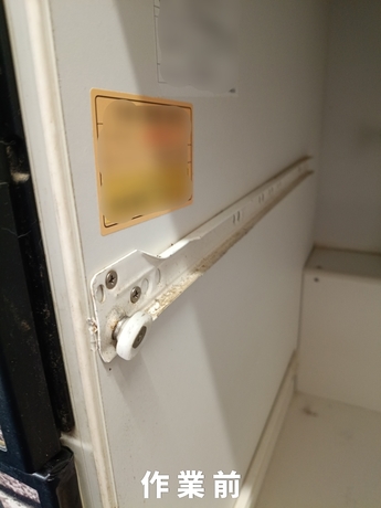 仙台市太白区のキッチン引き出しレール破損の様子|ローラーが曲がり正常に開閉できない状態