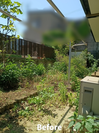 仙台市太白区でご依頼いただいたご実家通路部分の草むしり作業前の様子。雑草が伸び通路が見えづらくなっている状態