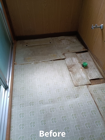 仙台市太白区の住宅でドラム式洗濯機設置前の洗濯機置き場の床クッションフロアの状態