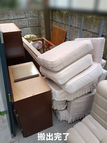 仙台市太白区でのリフォーム前不用品搬出作業で大型ソファや家具を屋外へ搬出した様子