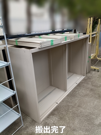 仙台市太白区での不用品搬出お手伝いでスチール製書棚を搬出した様子