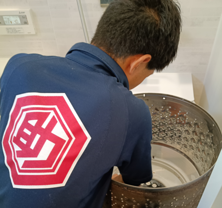 便利屋!お助け本舗 仙台太白店 ロゴ入り作業服での作業風景