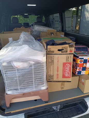 岩手県から宮城県への荷物運搬作業の様子。段ボールや生活用品を車両に積み込んだ状態