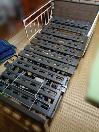仙台市太白区のご自宅で行った電動ベッド移動作業。施設搬入のため、構造を確認しながら分解している様子